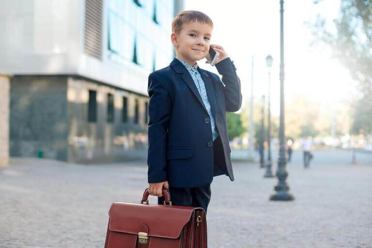 Ребёнок в деловом костюме с портфелем