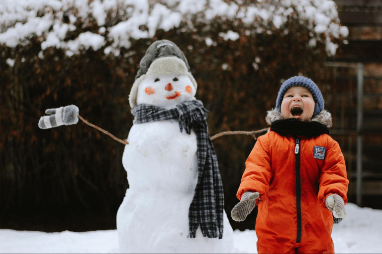 Мальчик радуется снеговику