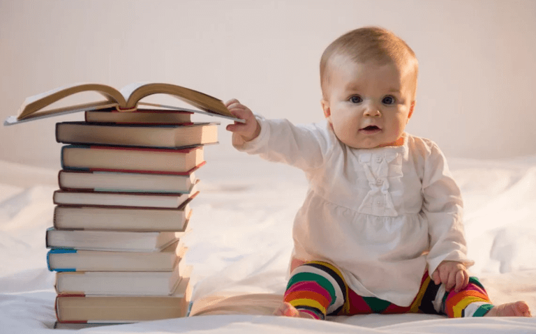 Ребёнок и стопка книг