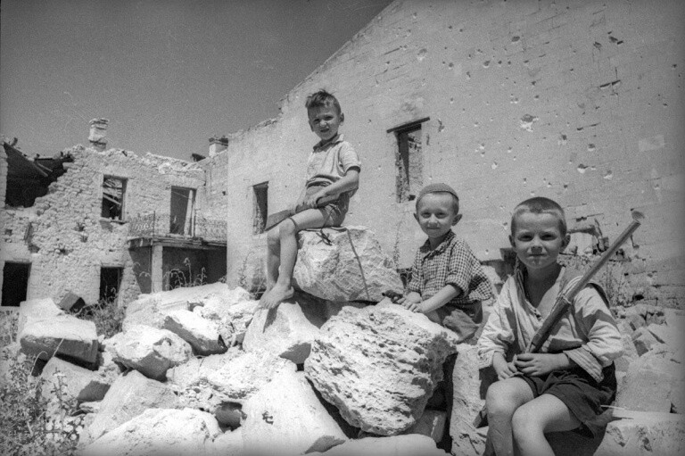 Севастополь, май 1944 года. Евгений Халдей. Дети войны