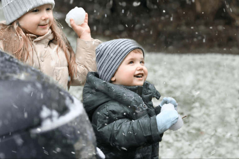 Дети играют в снежки