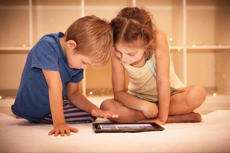 Дети играют с планшетом