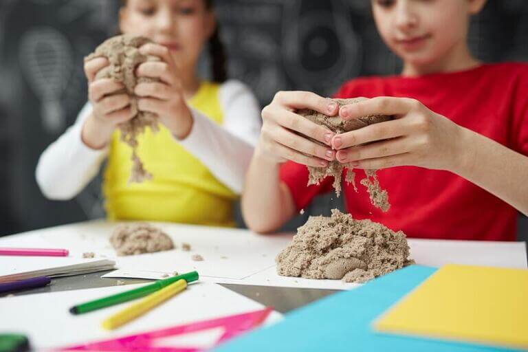 Дети с кинетическим песком