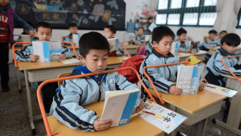 Ограничитель на парту для сохранения зрения и осанки в китайских школах