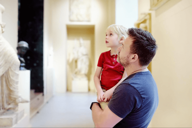 Папа с ребёнком в музее