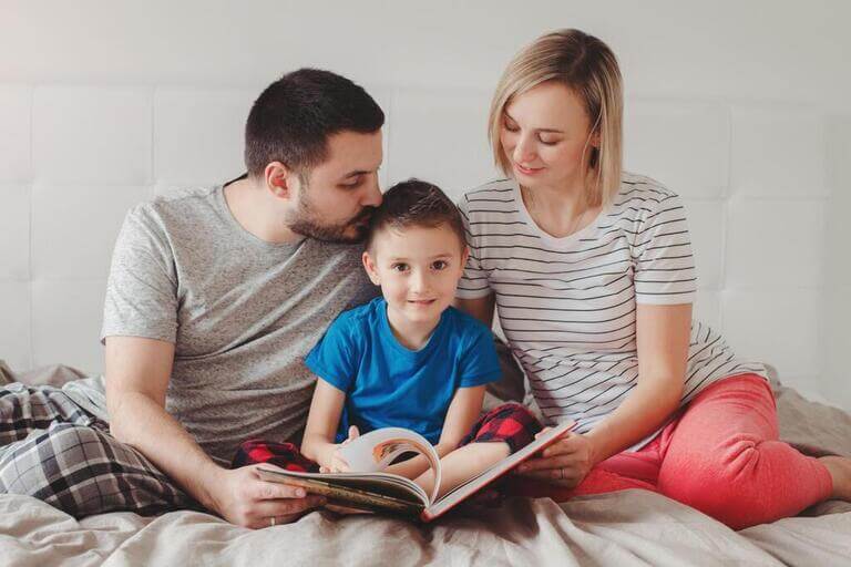 Папа, мама и ребёнок с книгой
