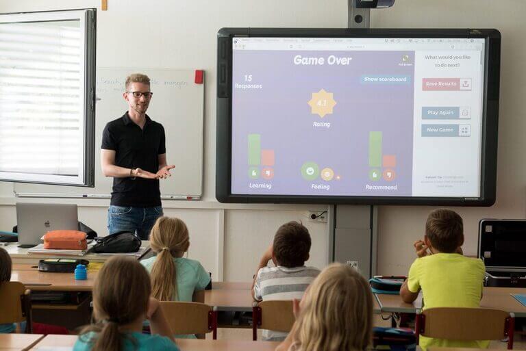 Учитель объясняет урок у интерактивной доски