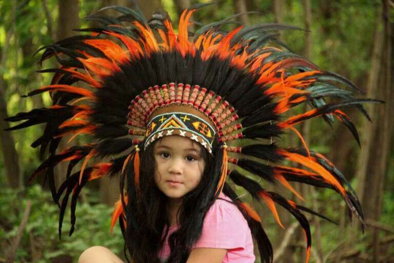 Девочка в костюме американских индейцев