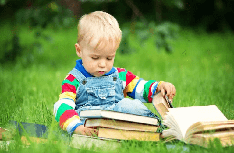 Ребёнок с книгой