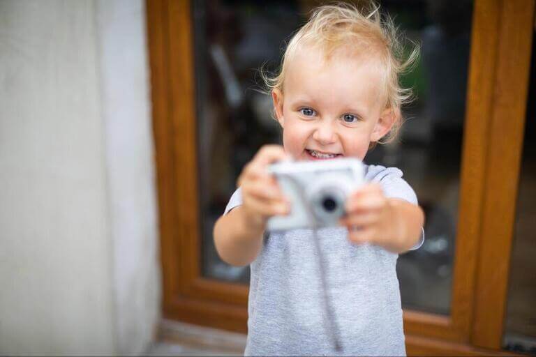 Ребёнок с фотоаппаратом