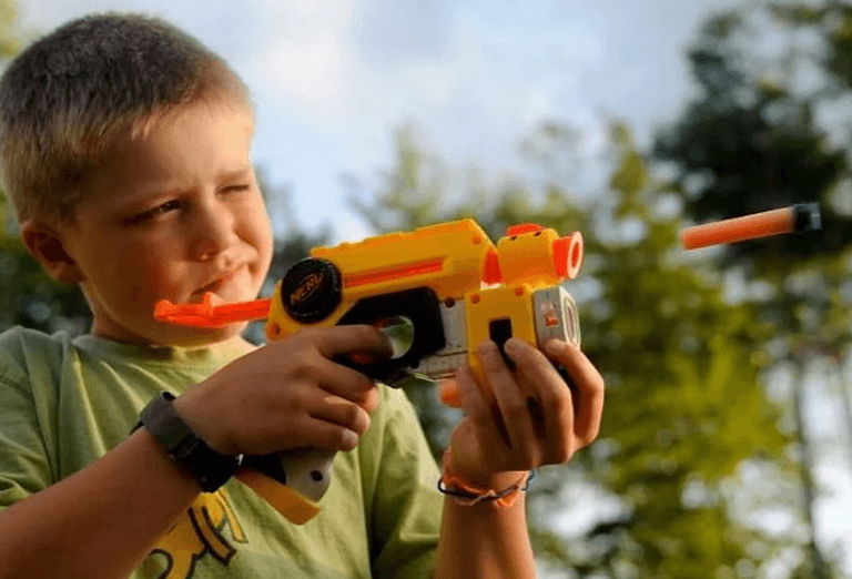 Ребёнок с игрушечным пистолетом