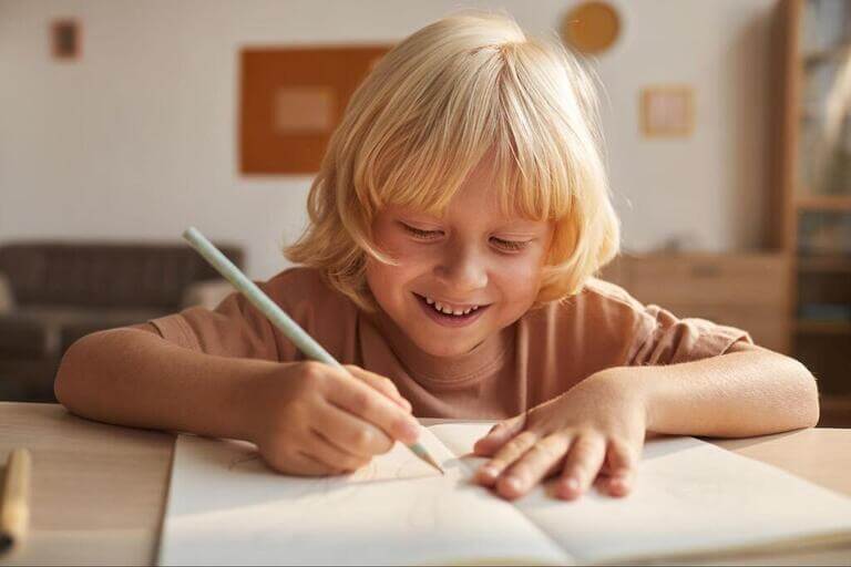 Ребёнок пишет письмо
