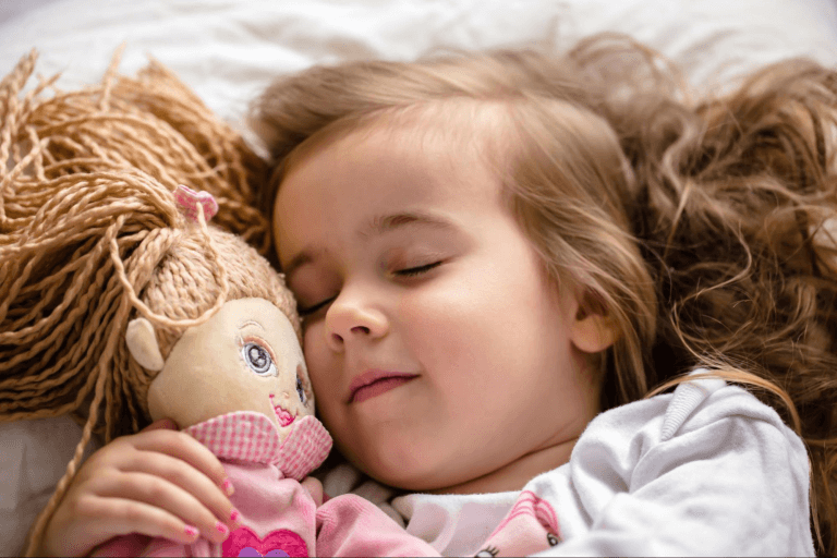 Маленькая девочка с куклой
