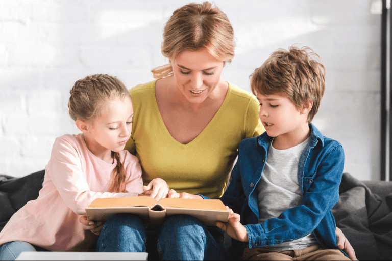 Мама и дети читают книгу