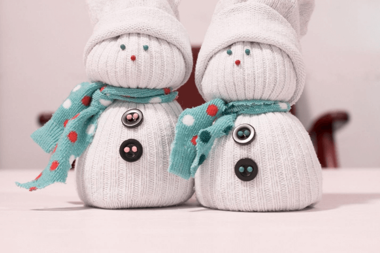Снеговики из носков