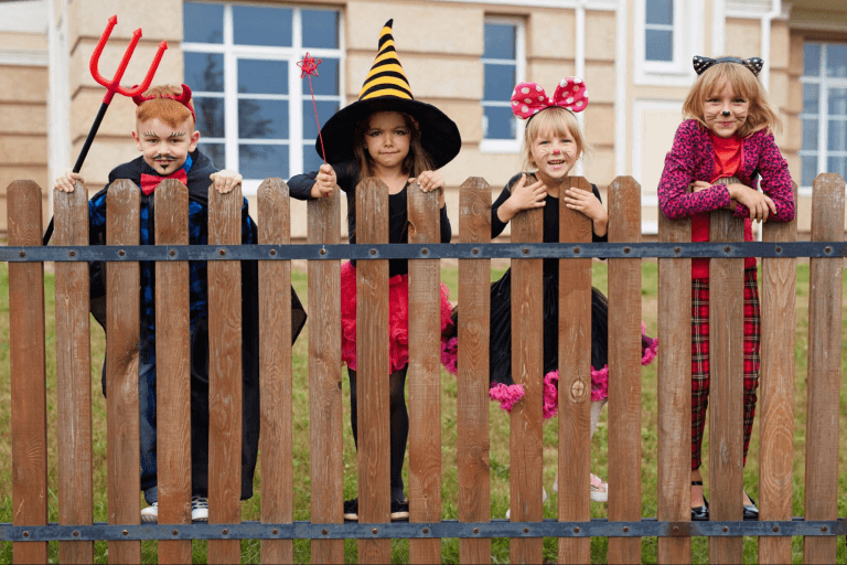 Дети, наряженные на Хэллоуин
