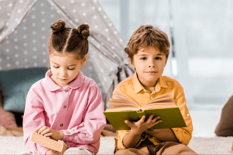 Дети, девочка и мальчик, читают книги